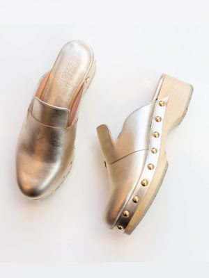 I love sandals | Gold leather clogs