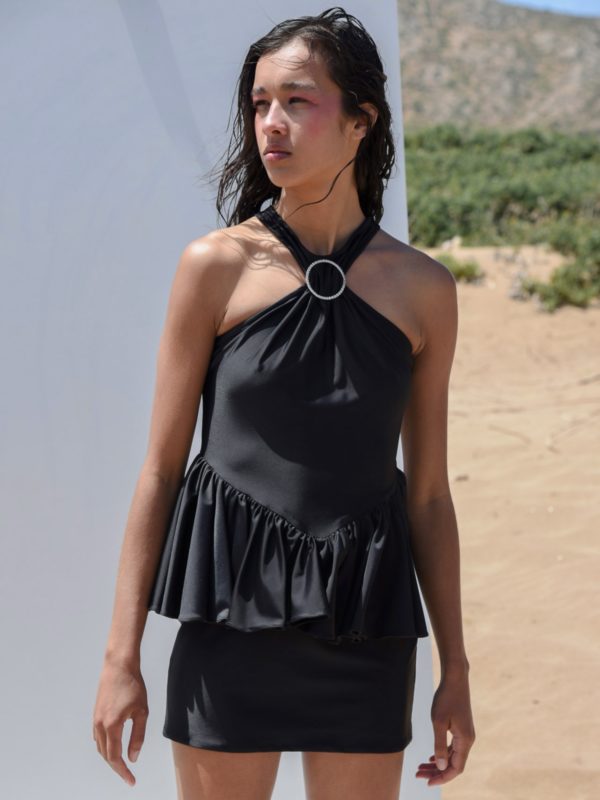 Nika Ioannidou | Φόρεμα με παρτούς ώμους και βολάν